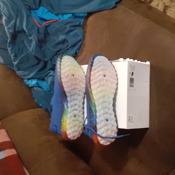 Sneakers - Picture 2 of 4